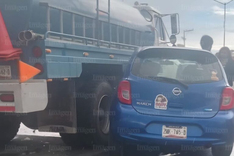 Automóvil sufre accidente al chocar con pipa de agua en el Paseo del Mineral
