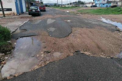 Baches en calles de Fresnillo provocan daños en vehículos