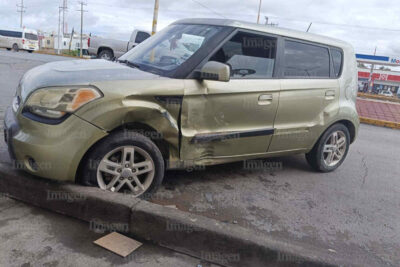 Choque en avenida Enrique Estrada de Fresnillo deja solo daños materiales
