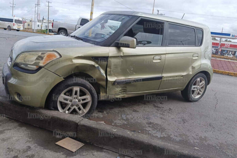 Choque en avenida Enrique Estrada de Fresnillo deja solo daños materiales
