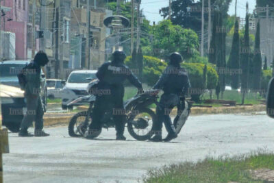 Choque entre un automóvil y una motocicleta en Fresnillo deja daños materiales