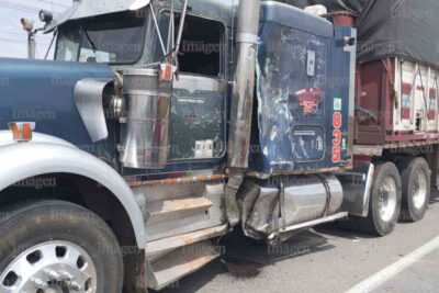 Choque entre un tráiler y una vagoneta en Fresnillo deja un herido