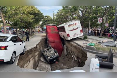 Caen autos en un enorme socavón en Guadalajara, hay personas heridas