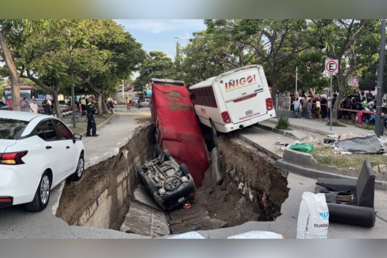 Caen autos en un enorme socavón en Guadalajara, hay personas heridas