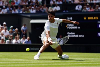 El español Carlos Alcaraz sufre en Wimbledon