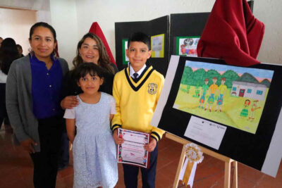 Estefana Casas, acompaña a Saúl Ángel a recibir premio del Concurso de Dibujo Infantil