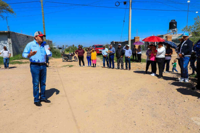 Javier Torres da banderazo para iniciar la construcción de colector de agua residuales