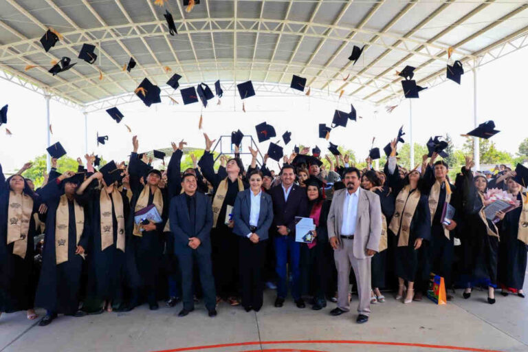 Javier Torres y Wendy Reveles apadrinan graduación del CBTA