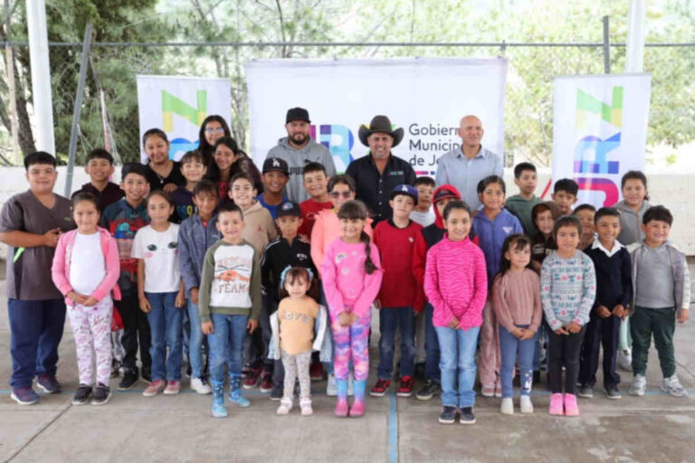 Rodrigo Ureño entrega apoyos en comunidades de Jerez