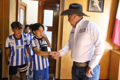 Rodrigo Ureño entrega un apoyo económico al equipo infantil Rayados Unión Jerez