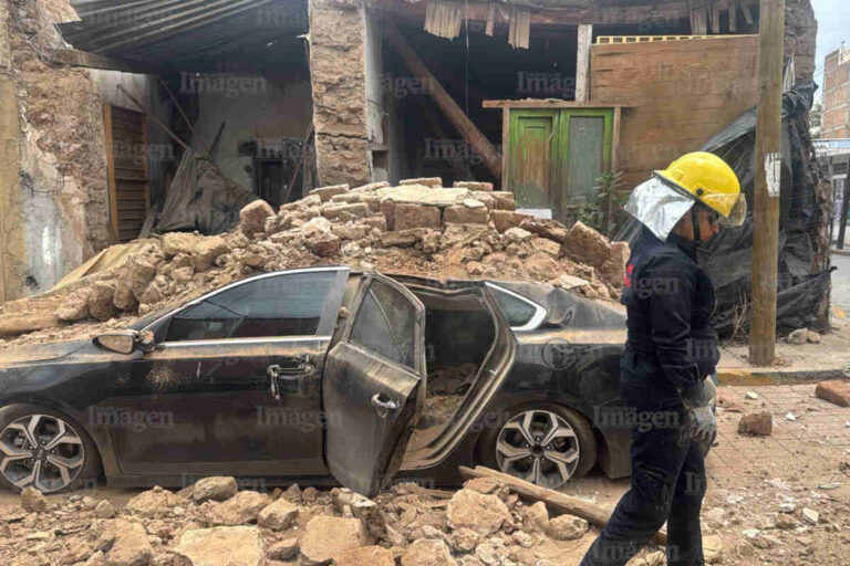 Se derrumba vivienda antigua en Fresnillo; cae encima de un vehículo