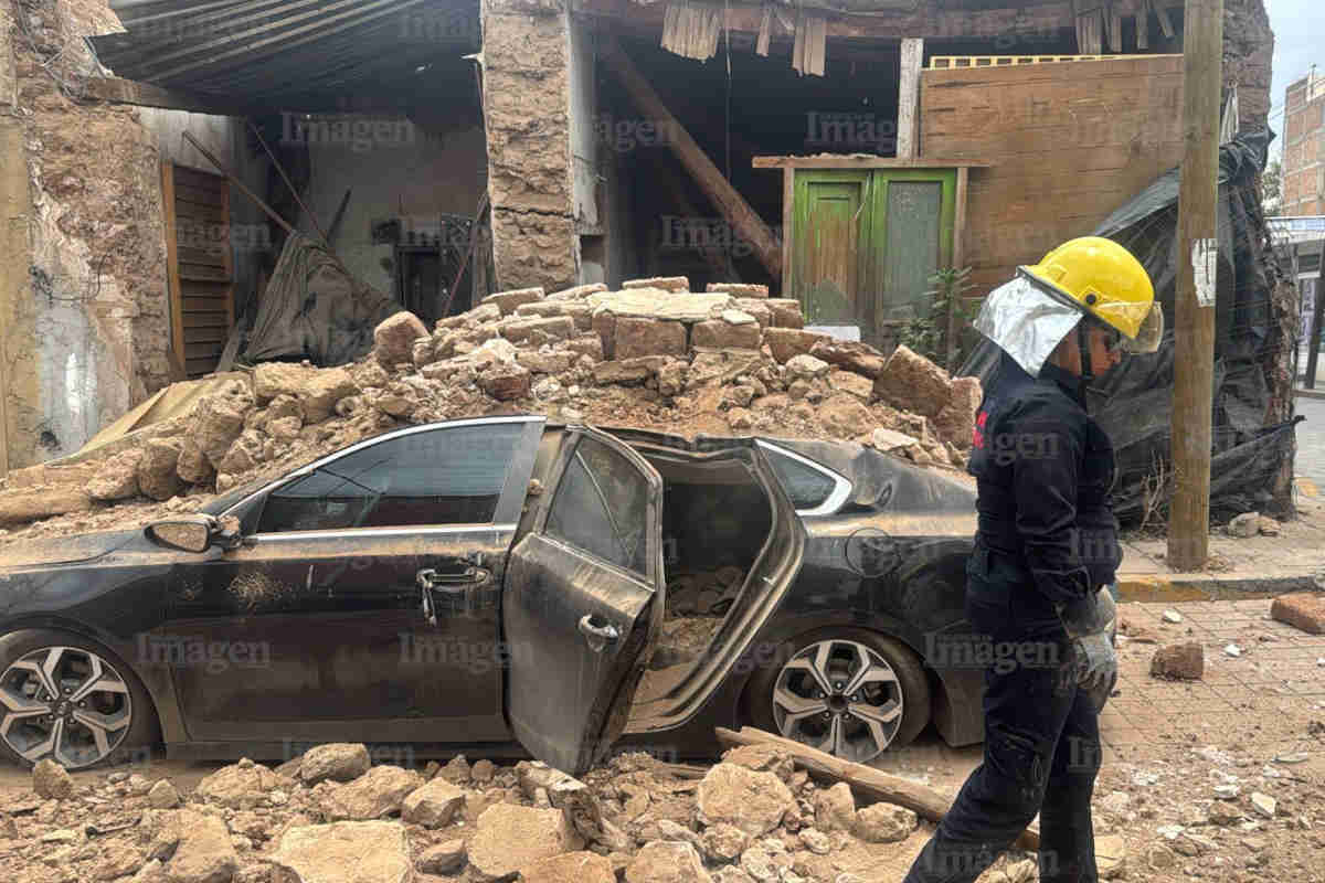 Se derrumba vivienda antigua en Fresnillo; cae encima de un vehículo