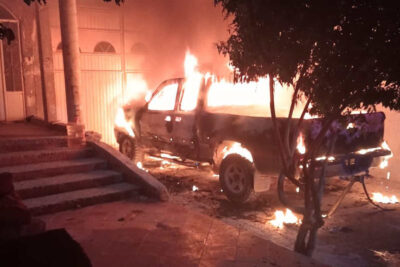 Se incendia camioneta dentro de una cochera en Fresnillo
