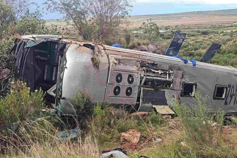 Volcadura de un autobús de pasajeros deja varios heridos y una niña fallecida