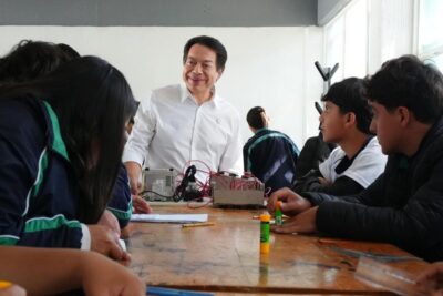 Mario Delgado reconoce a estudiantes del Conalep por su trayectoria académica