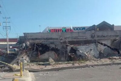 Colapsan techos de Plaza Fundadores en Saltillo