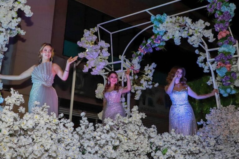 Disfrutan Fresnillenses del tradicional desfile de las candidatas a reina
