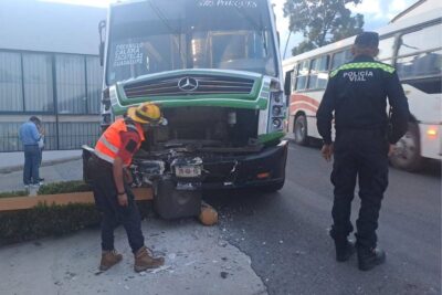 Camión de transporte público se impacta contra postes en la capital; no hubo lesionados