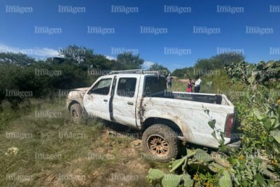 Volcadura de una camioneta deja tres personas lesionadas en Fresnillo
