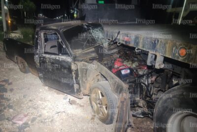 Camioneta queda debajo de un remolque de un tractocamión estacionado en Fresnillo