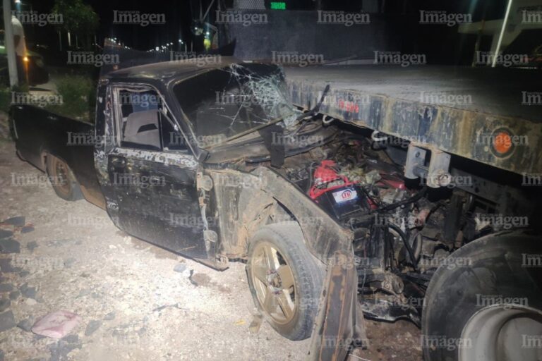 Camioneta queda debajo de un remolque de un tractocamión estacionado en Fresnillo