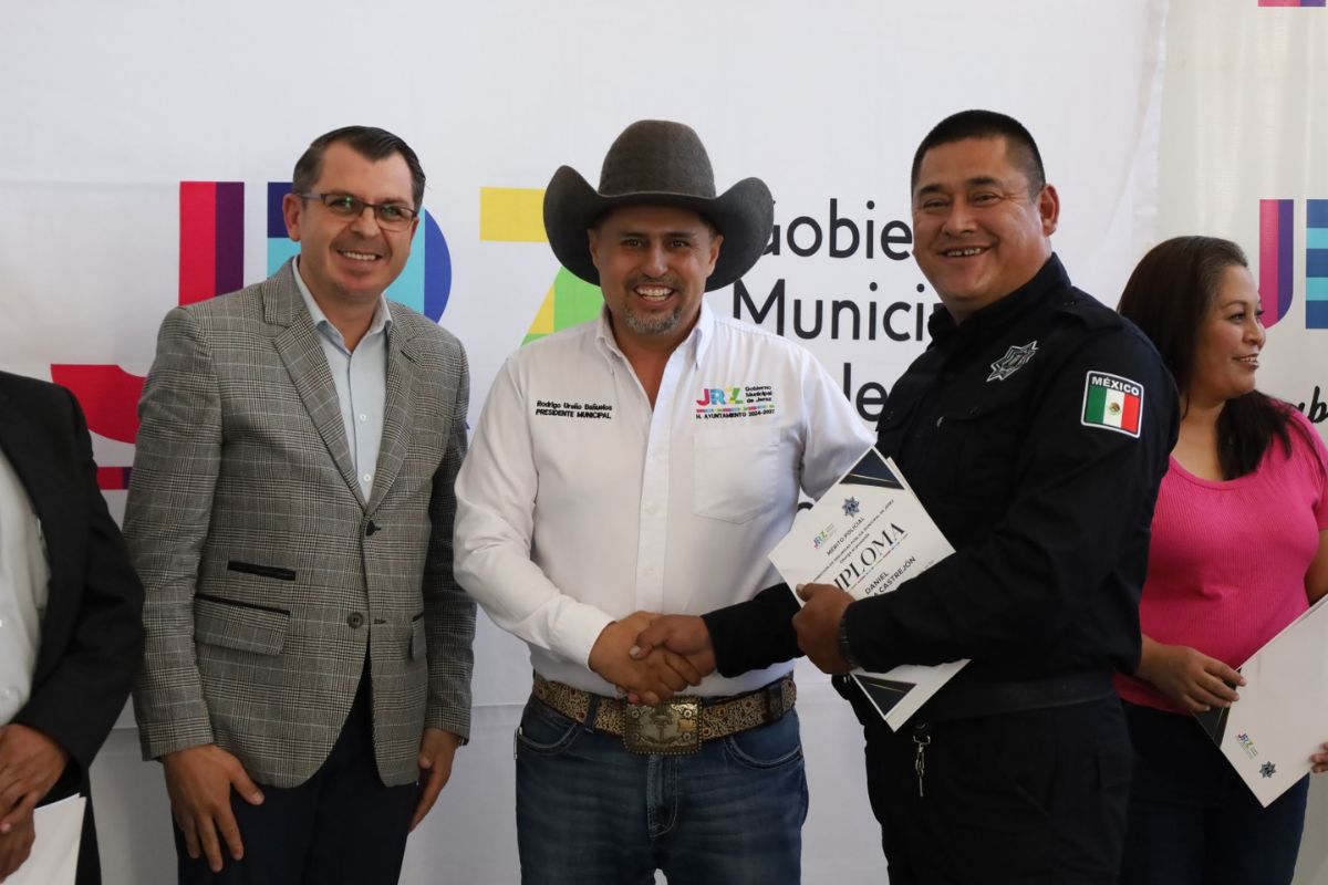 Rodigo Ureño premia a Ganadores del Méritos policiales.