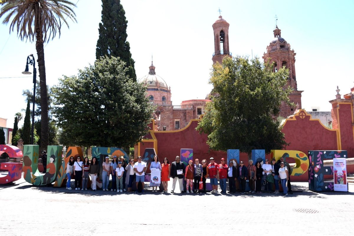 Ciudadanos y turistas se maravillan con la cultura e historia de Guadalupe.