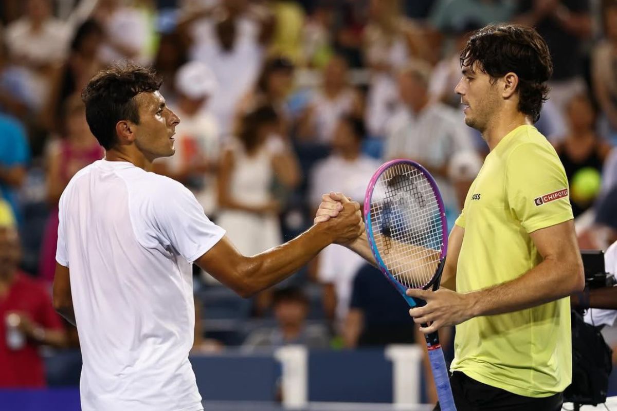 Al concluir el juego sabatino en Cincinnati, Taylor Fritz saluda a Emilio Nava luego de su victoria por el doble 6/4. 