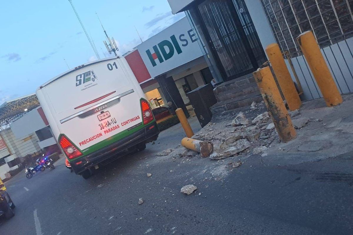 Camión de transporte público se impacta contra postes en la capital; no hubo lesionados.