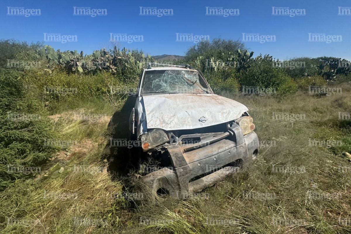 Volcadura de una camioneta deja tres personas lesionadas en Fresnillo.