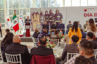 Gobierno reconoce a bomberos y anuncia mejores salarios