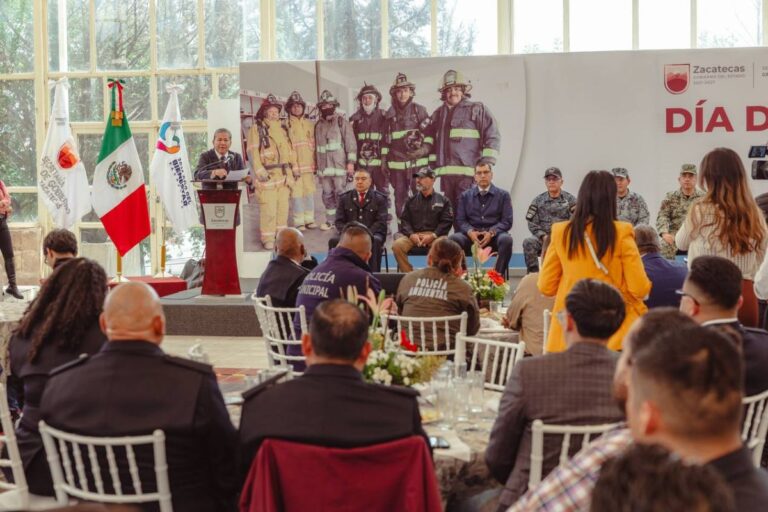 Gobierno reconoce a bomberos y anuncia mejores salarios