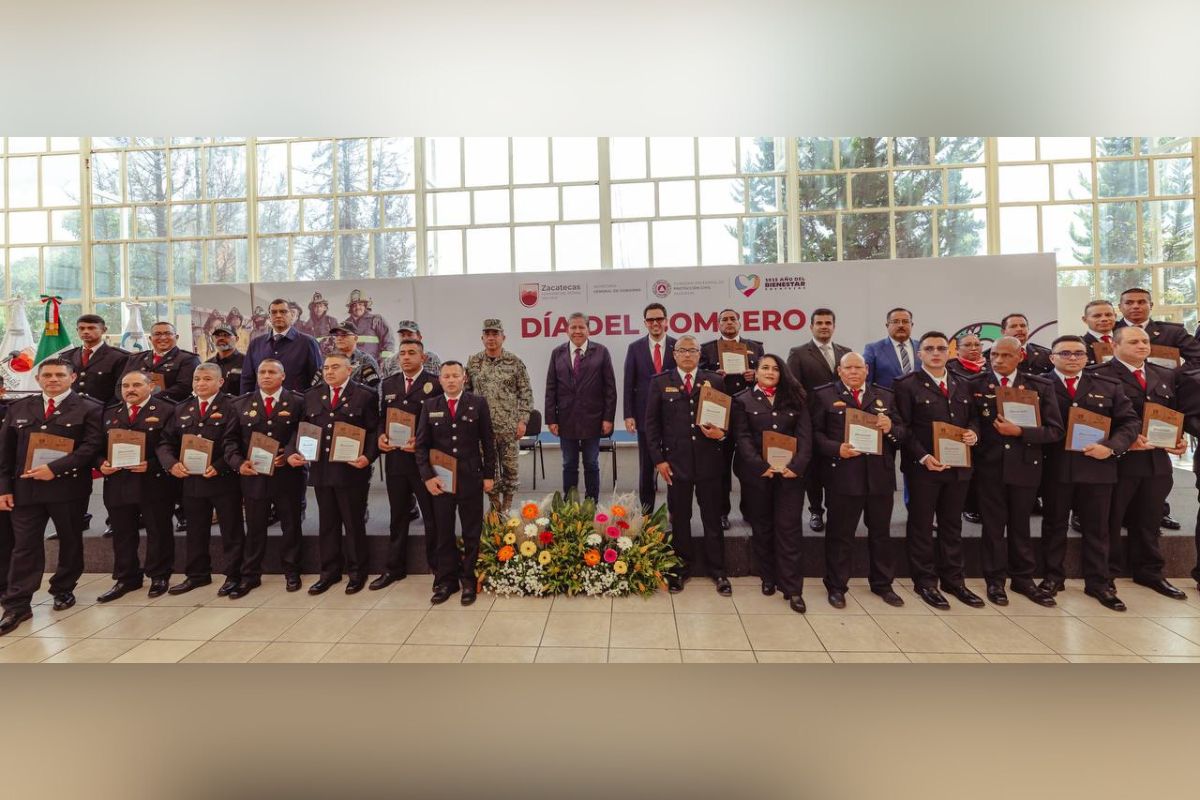 Gobierno reconoce a bomberos y anuncia mejores salarios.