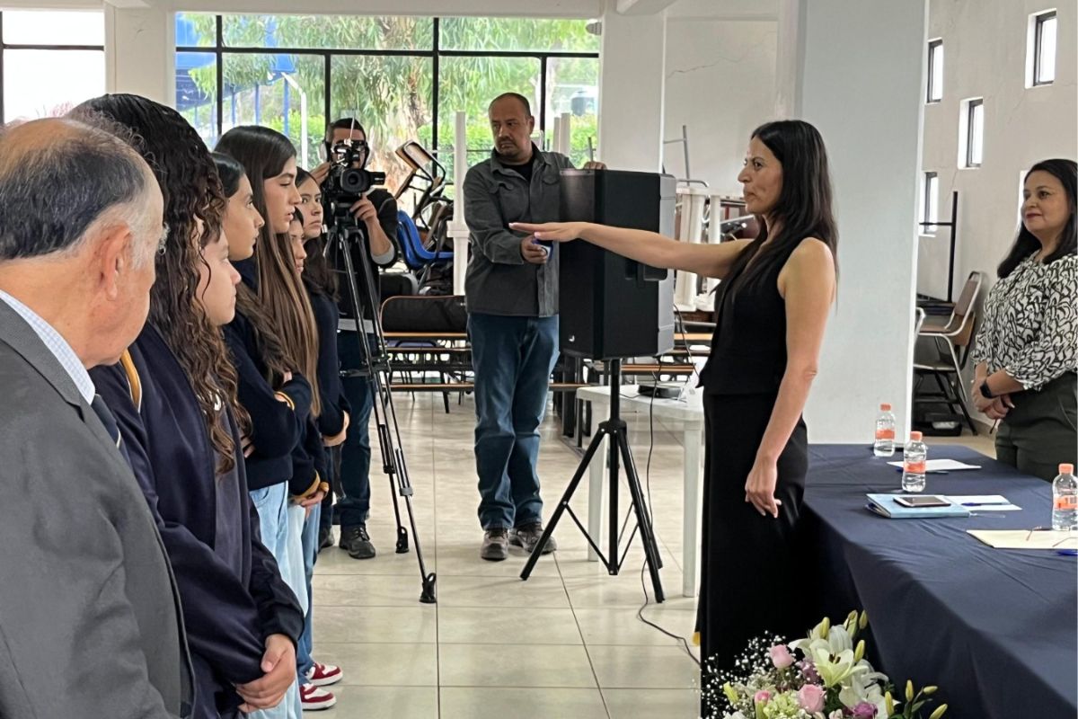 Rector de la UAZ toma protesta a nueva directora de secundaria.
