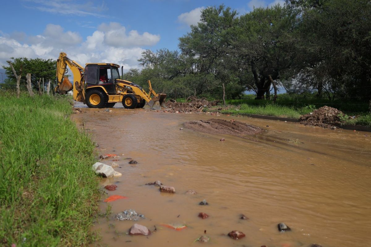 Limpian y desazolvan calles con afectaciones por la lluvia en Jerez.
