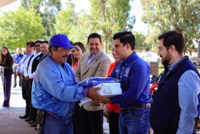 Entregan uniformes y motocicletas al personal de servicios públicos en Fresnillo