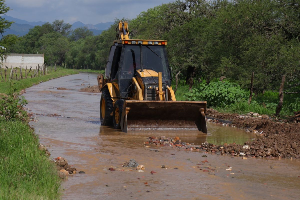 Limpian y desazolvan calles con afectaciones por la lluvia en Jerez.
