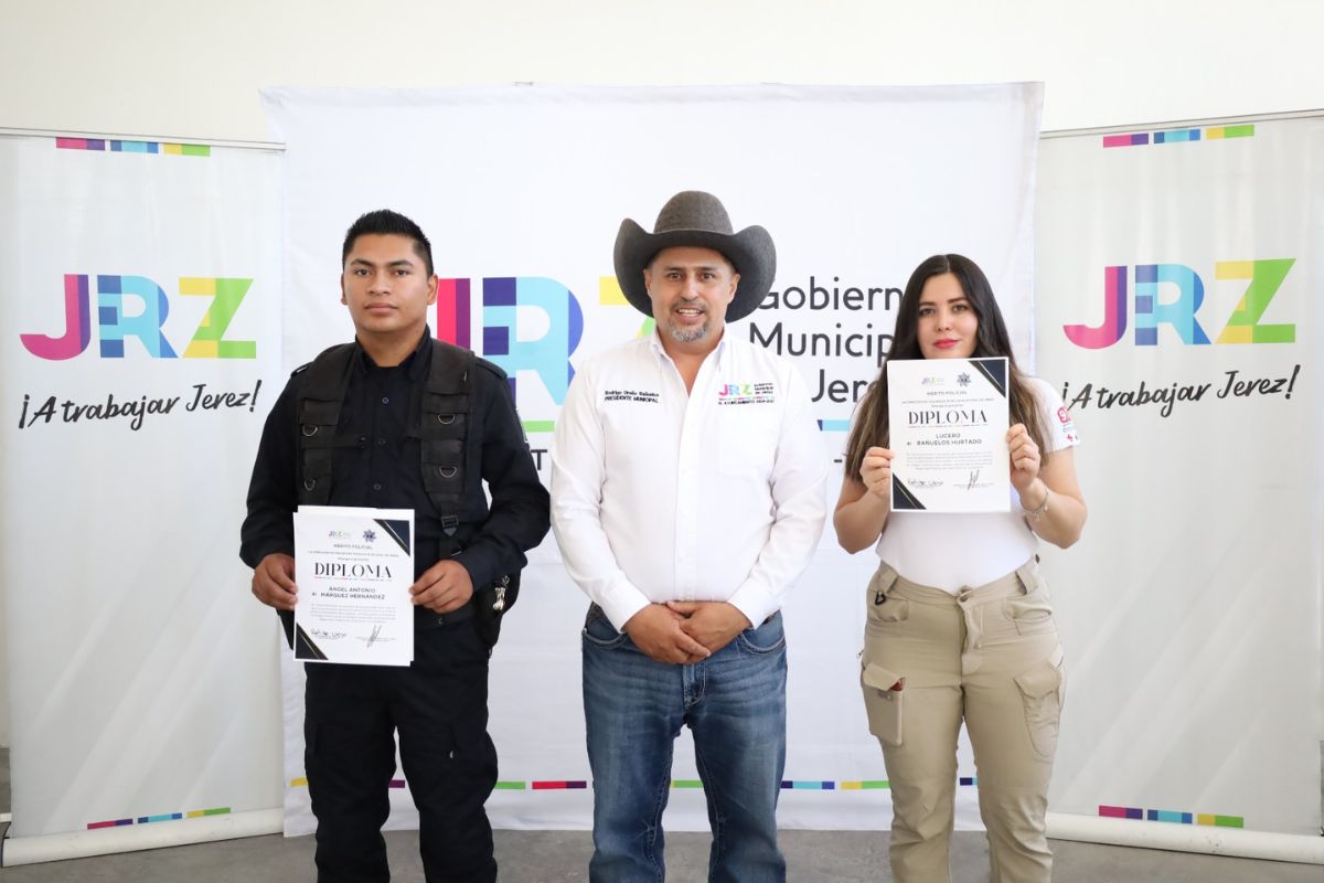 Rodigo Ureño premia a Ganadores del Méritos policiales.