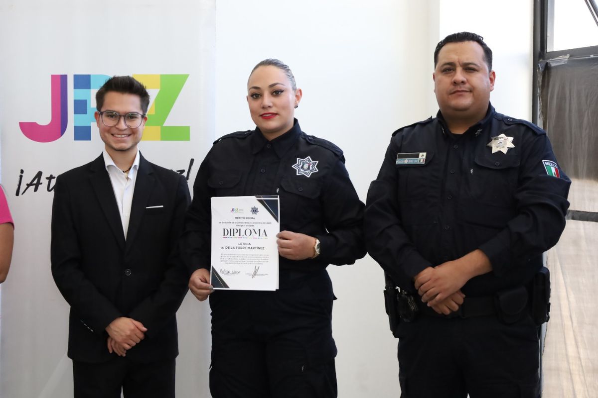 Rodigo Ureño premia a Ganadores del Méritos policiales.
