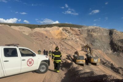 Hombre que operaba excavadora queda enterrado en toneladas de tierra