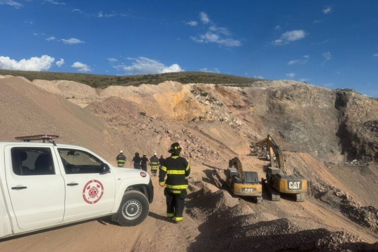 Hombre que operaba excavadora queda enterrado en toneladas de tierra