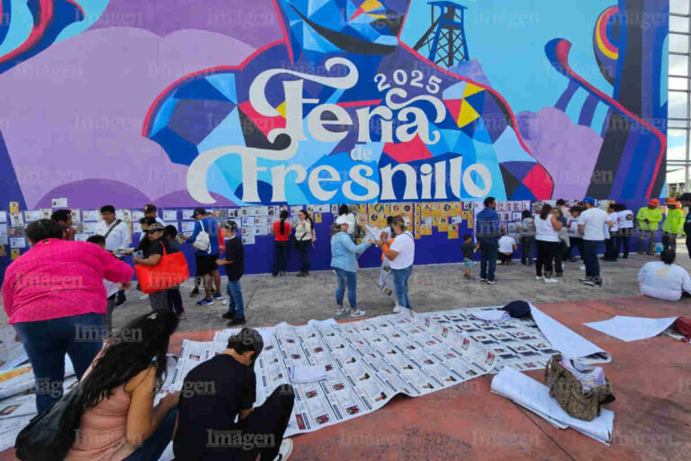 Colocan cédulas de búsqueda a las afueras de las instalaciones de la FENAFRE 2025