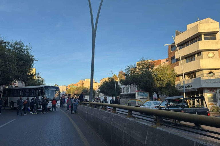 Docentes de tecnológicos bloquean bulevar de Zacatecas; reclaman plazas y recursos