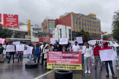 Familias bloquean bulevar de Zacatecas, exigen aparición de José Rodolfo Cárdenas