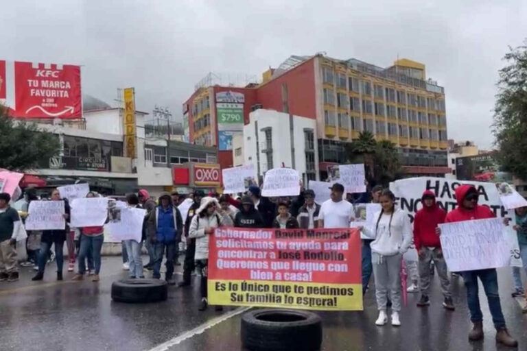 Familias bloquean bulevar de Zacatecas, exigen aparición de José Rodolfo Cárdenas