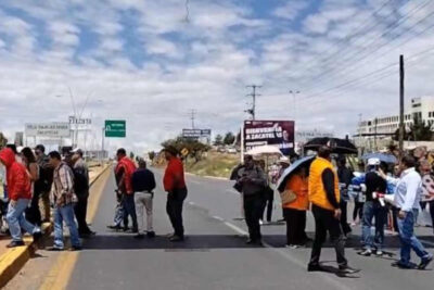 Maestros bloquean bulevar de Zacatecas por pago de retroactivo