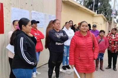 Padres bloquean escuela de Tacoaleche en protesta contra reincorporación directiva