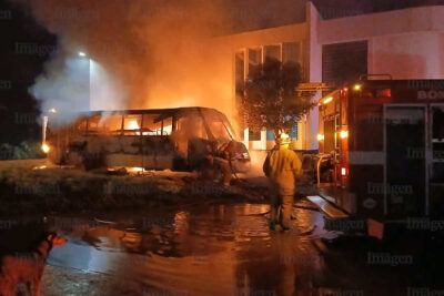 Se incendia autobús de pasajeros durante la madrugada en Fresnillo