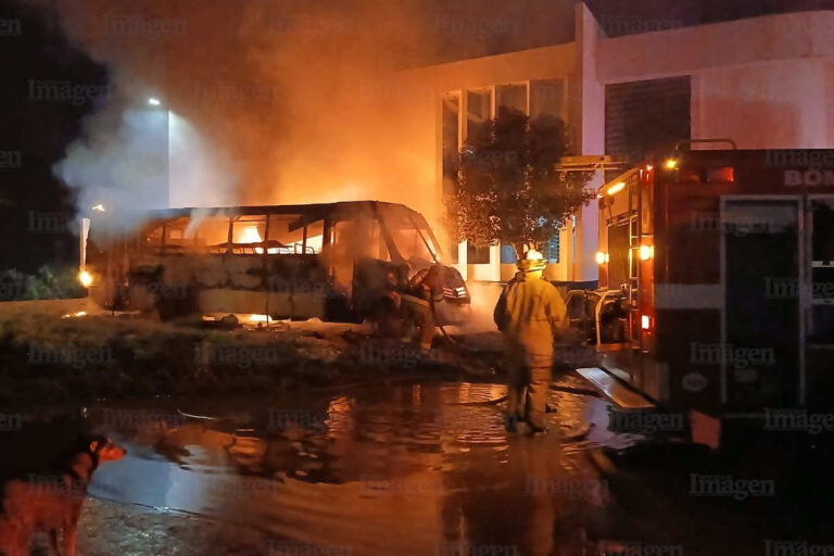 Se incendia autobús de pasajeros durante la madrugada en Fresnillo