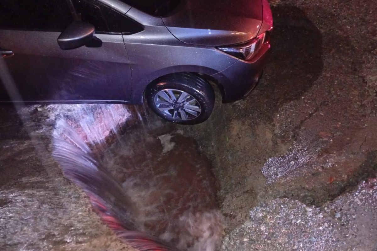 Vehículo cae en hundimiento sobre García Salinas de Zacatecas